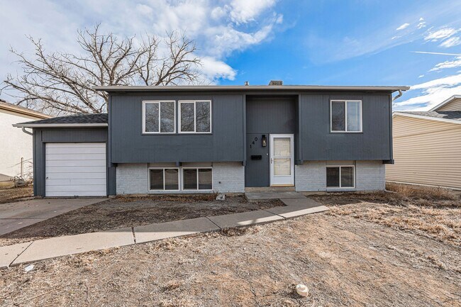 Building Photo - Updated bi-level in Pueblo, Belmont area