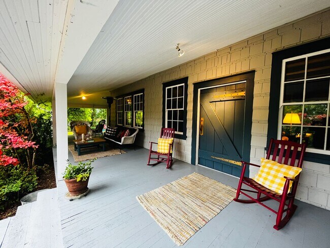 Foto del edificio - 4 Bedroom Historical Home on 2 Acres Near Seattle/Bainbridge Ferry