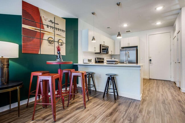 Building Photo - 2425 E Riverside Dr