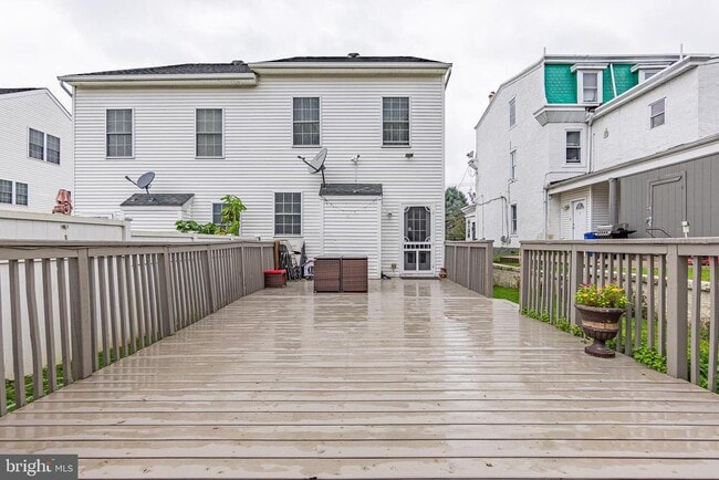 Building Photo - 321 Fountain St