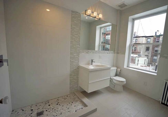 Newly Renovated Apartment - 281 York St