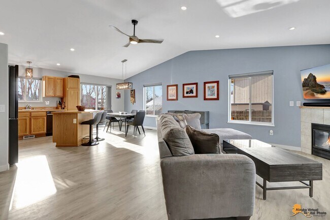 Foto del edificio - Fully Furnished Three Bedroom Executive Rental, Close to the Airport!