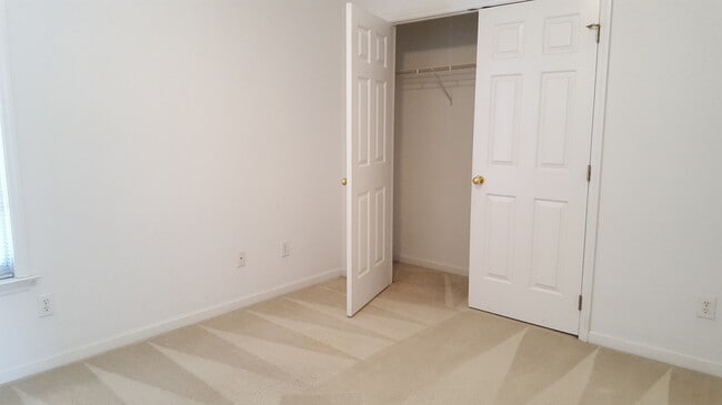 Building Photo - 2bdrm 2.5 ba Townhome. W/D included