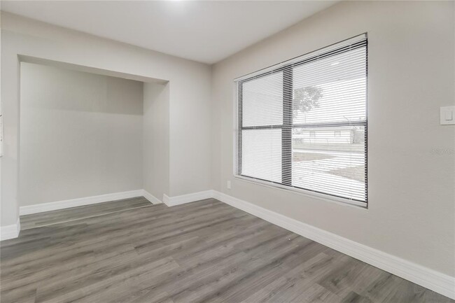 Building Photo - 6808 Ravenna Ave