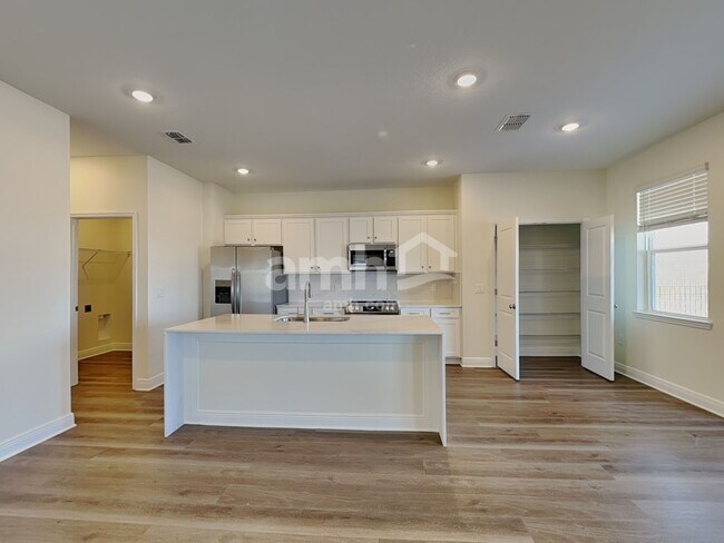 Foto del edificio - 5946 Sycamore Pl St