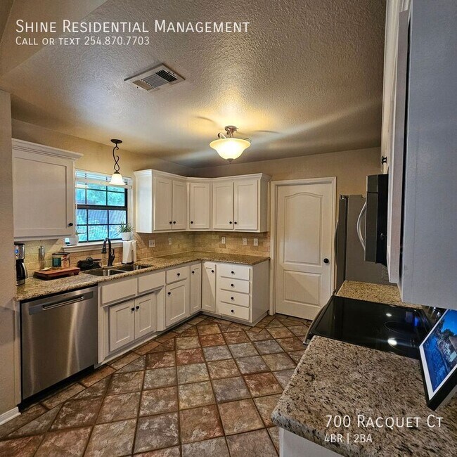 Building Photo - 700 Racquet Ct