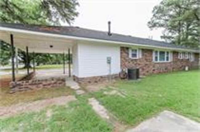 Building Photo - Spacious 3 Bedroom SFH