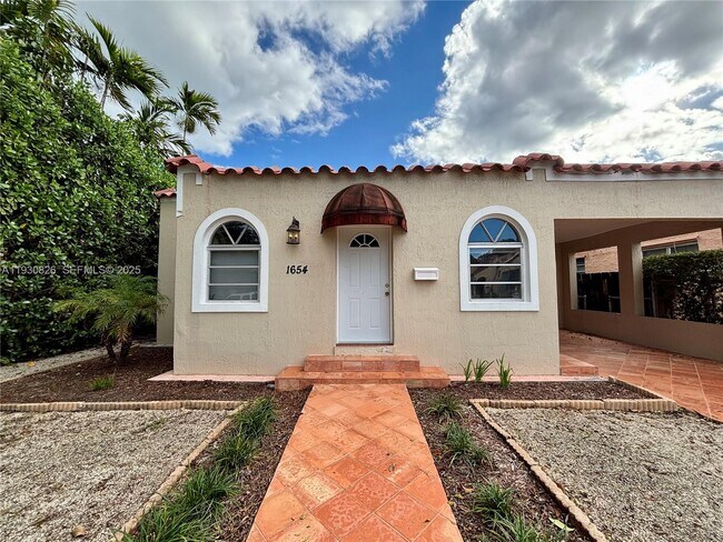 Foto del edificio - 1654 SW 14th Terrace