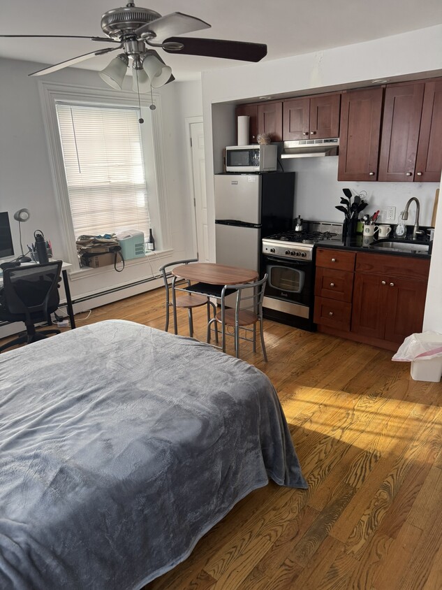 Building Photo - 24 Joy St