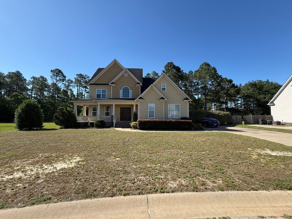 Primary Photo - Castlebrooke LN Neighborhood!