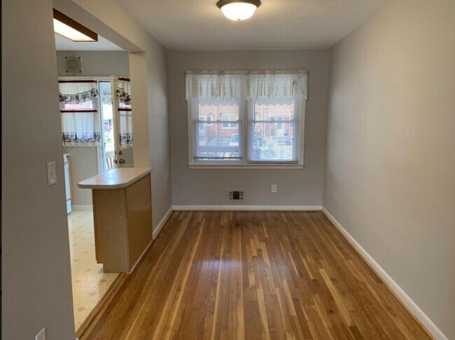 Foto del edificio - 2215 Graythorn Rd