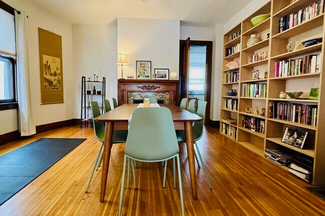 Dining room looking into kitchen - 33 Cornell Street