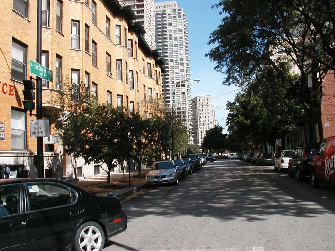 Primary Photo - 1916 N Lincoln Park W