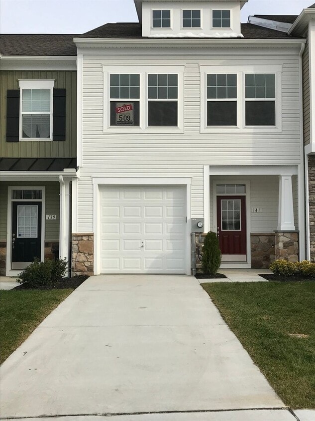 Foto principal - Spacious 3BR Townhome in Martinsburg