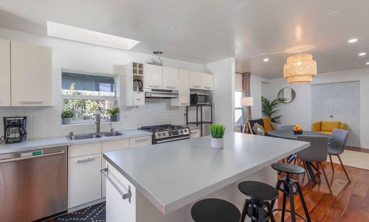 Primary Photo - Fully Furnished + Stocked 2bed 1 bath Cent...