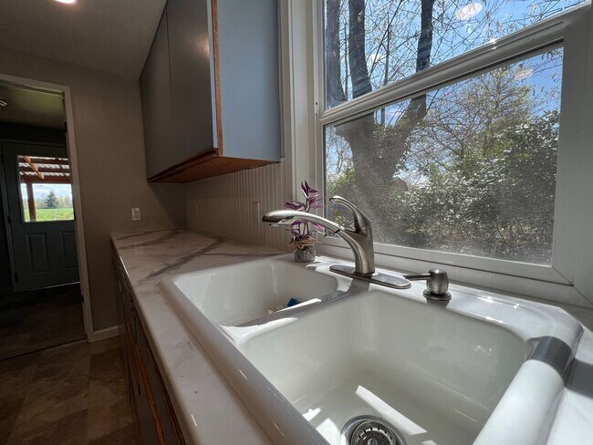 Building Photo - Yard Care Included - Junction City Farm Home