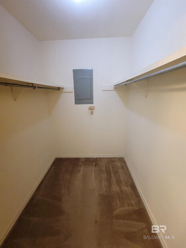 Foto del edificio - 512 Lake Forest Blvd