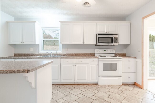 Building Photo - 3 Bed / 2 1/2 Bath. Master on Main. Close ...