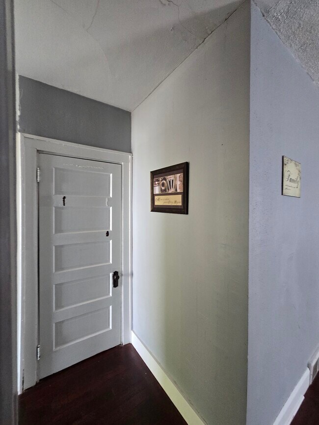 Building Photo - 1401 7th Ave