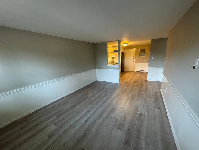 Building Photo - Freshly Updated 1 Bedroom Newburyport Cond...