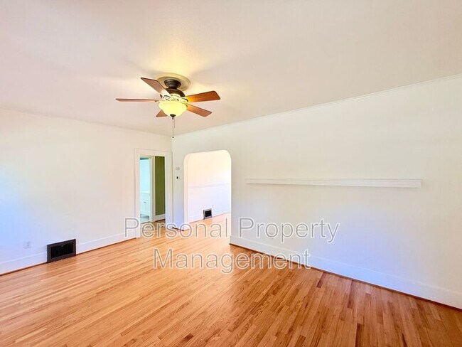 Building Photo - 209 W 35th St