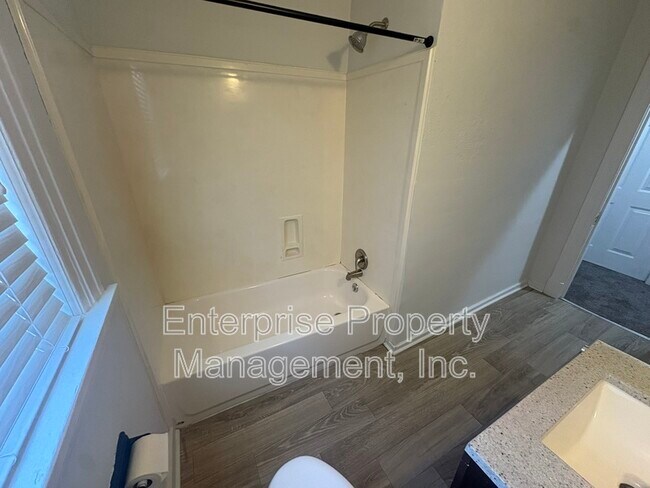 Foto del edificio - 2360 Forest Ave