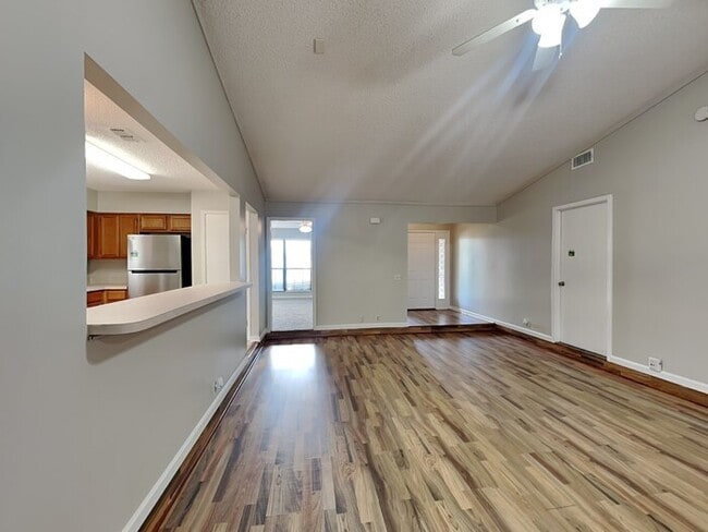 Building Photo - 6235 Cranberry Ln E