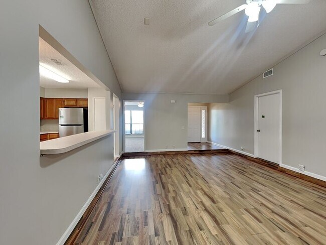 Foto del edificio - 6235 Cranberry Ln E