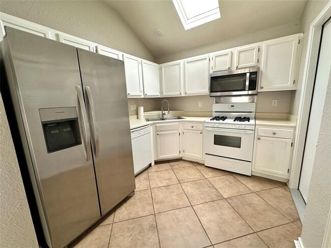 Building Photo - 2213 Margalene Way