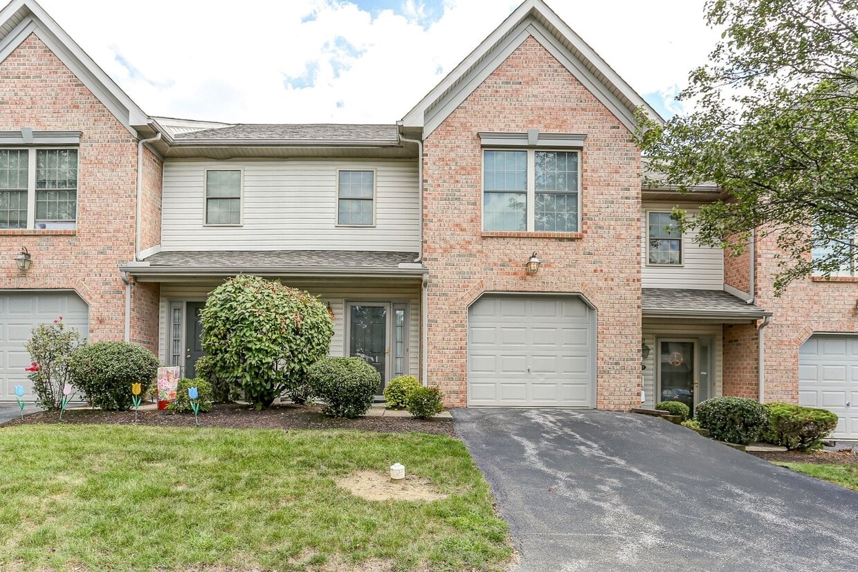 Foto principal - Three bedroom two and a half bathroom town...