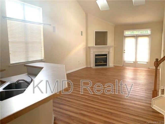 Foto del edificio - 9110 Scarcliff Ln