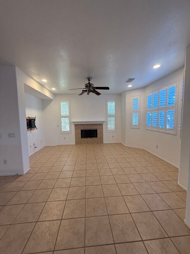 Foto del edificio - 3 bed, 2 1/2 bath home in East Simi Valley