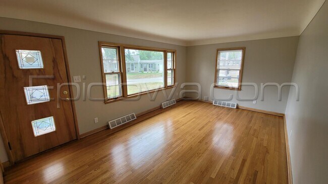 Building Photo - 1301 Karen Dr SE