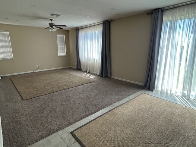 Foto del edificio - 4 bedroom 3 bathroom in Hanford!
