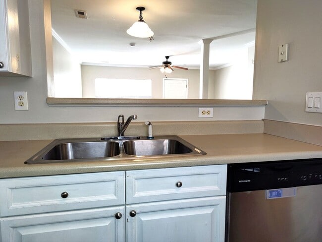 Foto del edificio - Cozy, 2 story, 2 bedroom, 2.5 bath Townhome Located in the Melrose Community!