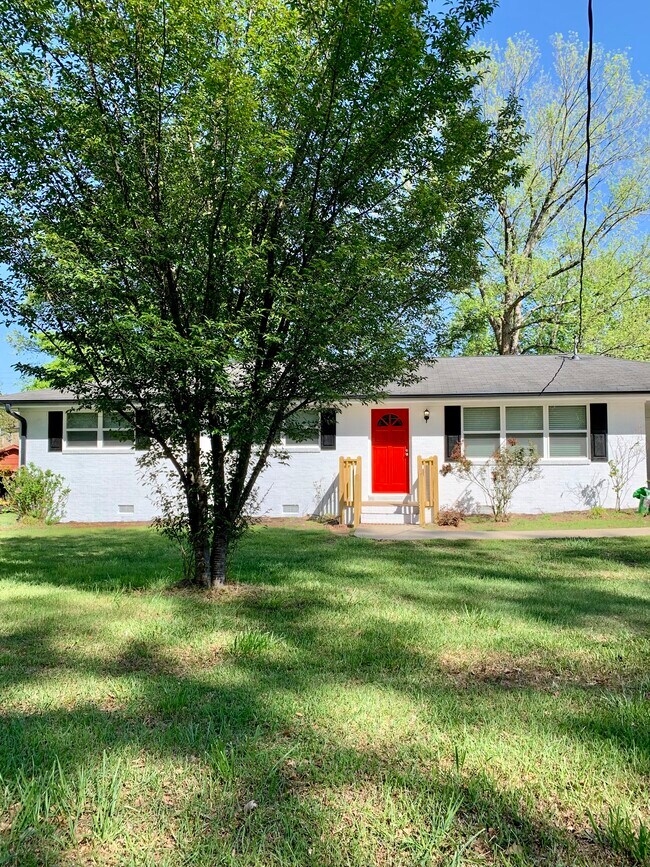 Building Photo - 2020 Hillcrest Dr