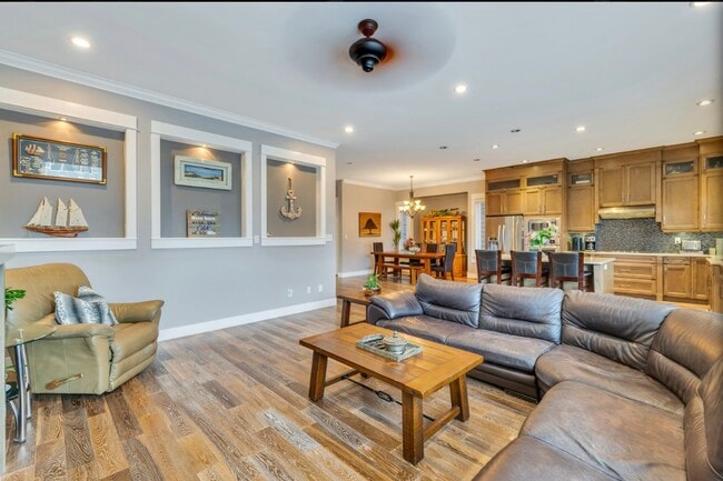 Building Photo - Elegant 5 Bed 5 Bath Extremely Spacious 2 Storey Home for Rent in Langley with 2 Dens!