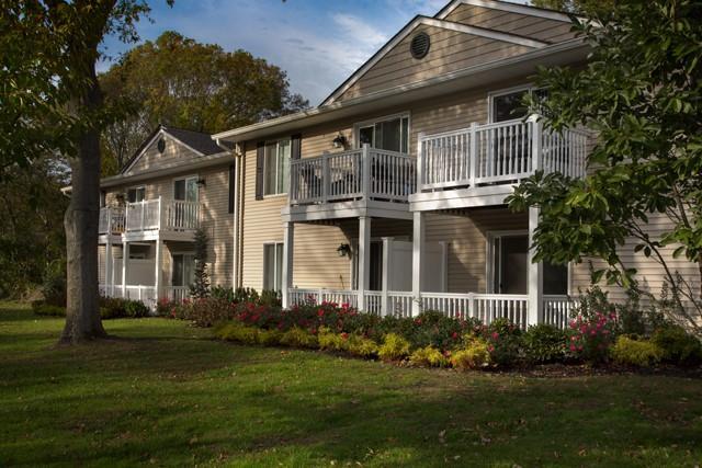 Building Photo - 11 Country Club Dr