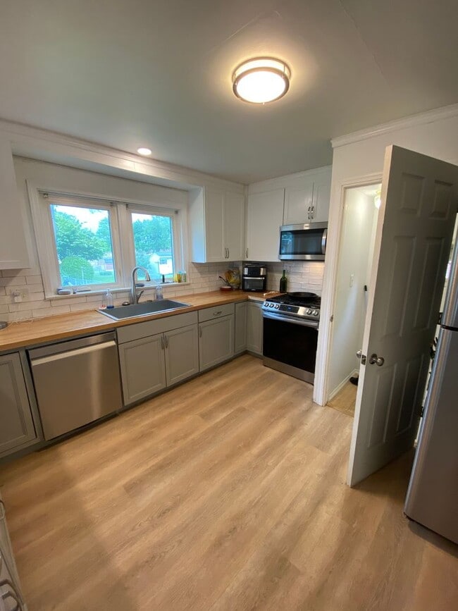 Building Photo - Beautiful 3 Bedroom House with Large Fence...