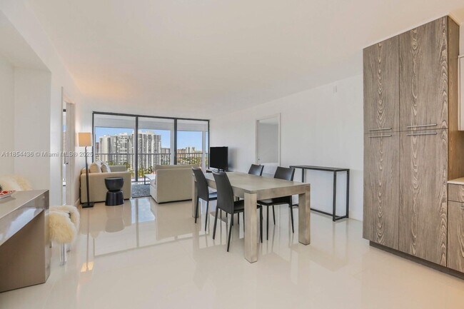 Foto del edificio - 3701 N Country Club Dr