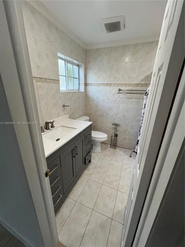 Foto del edificio - 382 NE 113th St