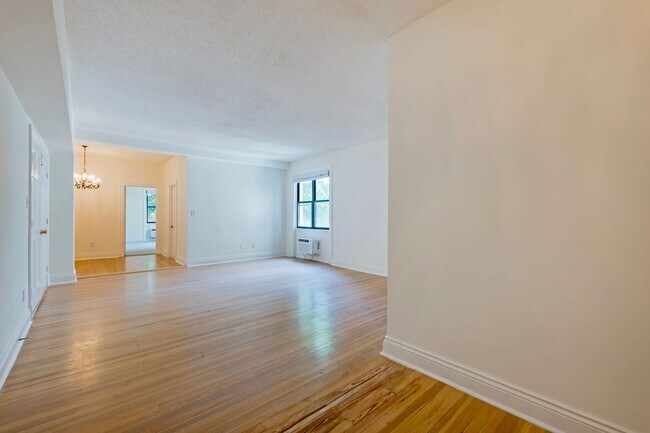 Building Photo - Woodley Park 1BR 1BA Plus Den Across from ...
