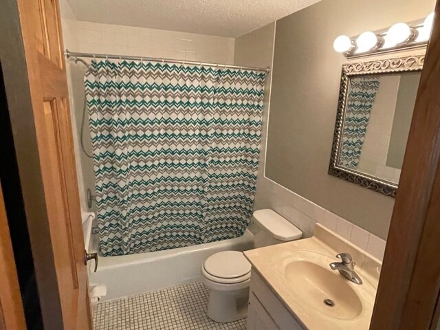 Full bathroom with tub and shower - 806 Old Settlers Trl