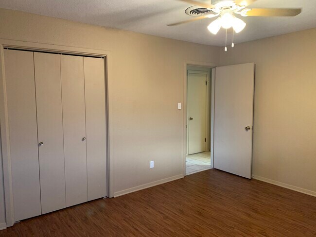 Building Photo - 1700 Scurry St