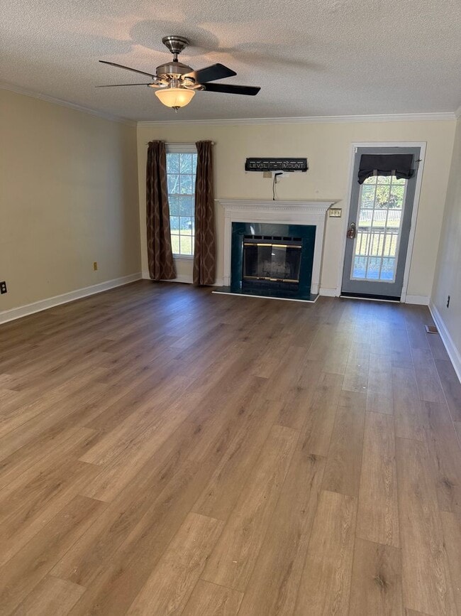 Foto del edificio - 3 Bedroom Home with Back Deck & Large Fenc...