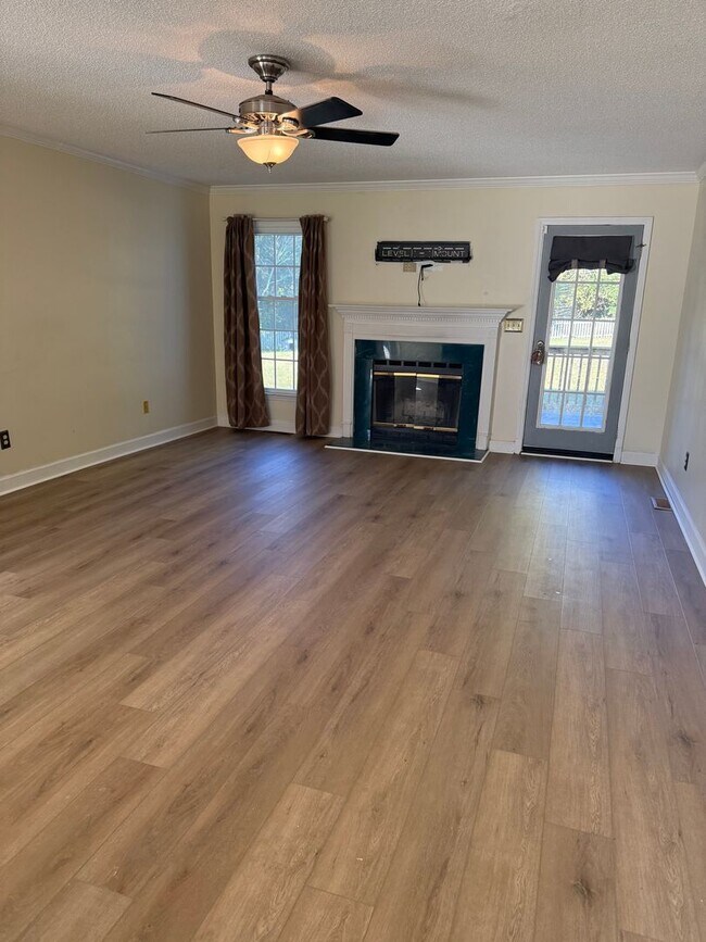 Foto del edificio - 3 Bedroom Home with Back Deck & Large Fenced-In Yard!