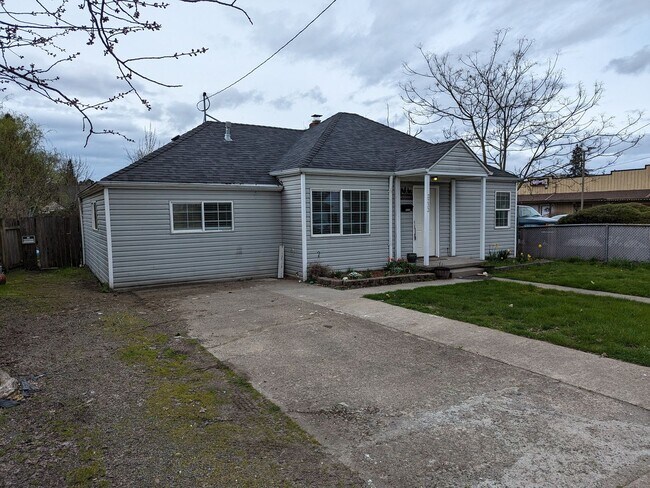Foto del edificio - UPDATED! Salem Home with NEW Paint, LVP Fl...