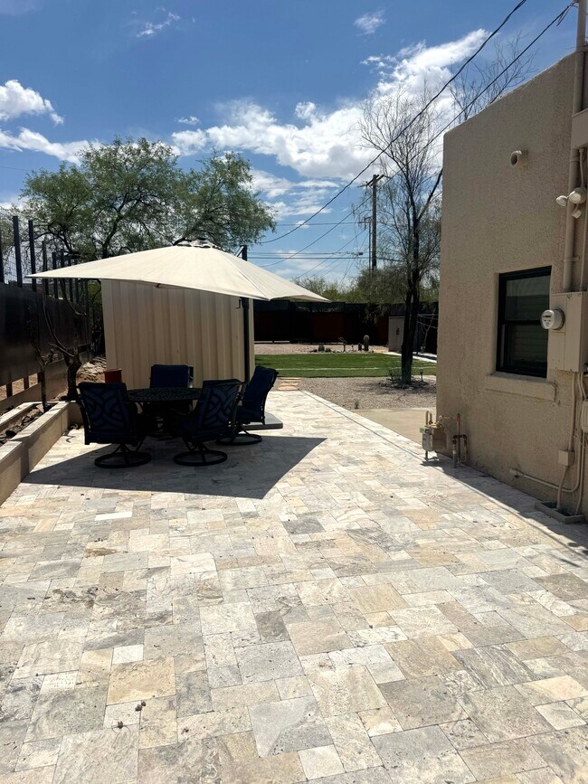 Patio lateral (muebles incluidos) - 2028 E 2nd St