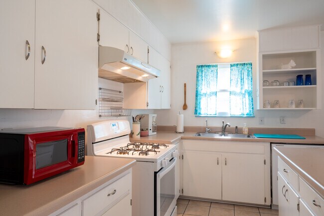 Lots of storage - 4419 A Gillis