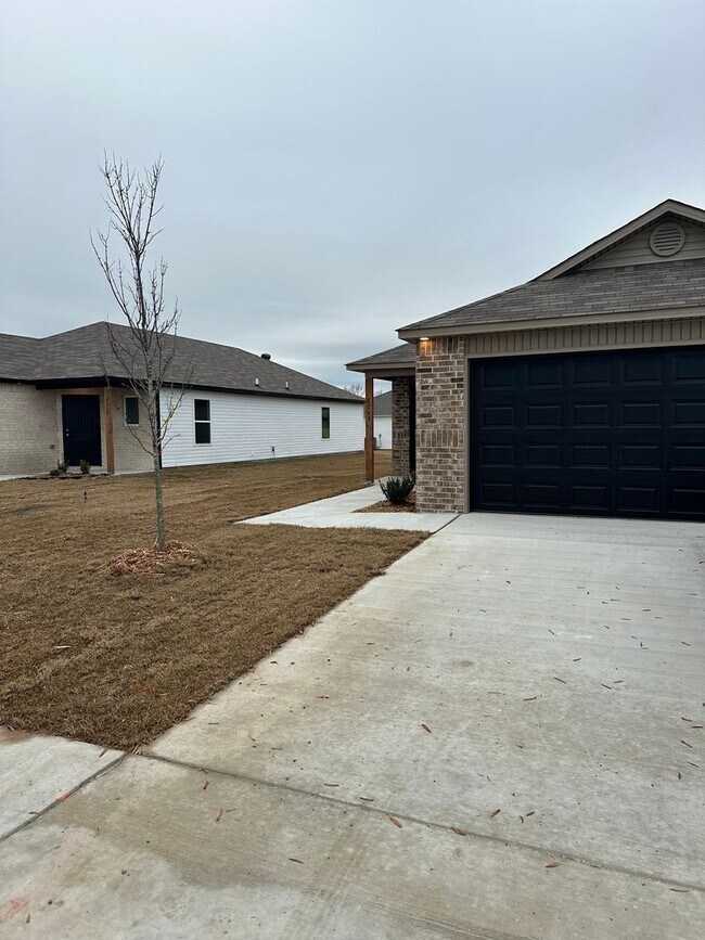 Foto del edificio - *Pre-leasing* NEWER Three Bedroom | Two Bath Home in White Oak Crossing